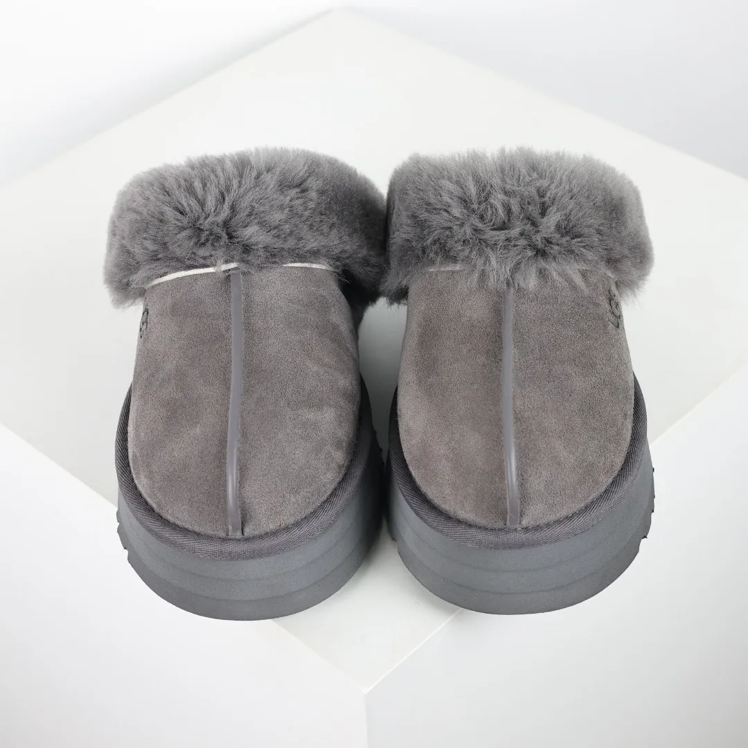 Pick up locally 💰520 Core recommendation with good price In recent years, uug has launched a series of styles, which are partially geared towards the preferences of young consumers and have also moved to the forefront of fashion trends. Shoe body material: water-repellent coated suede upper, 17mm UGGPURE™ implanted wool insole, lightweight non-slip and comfortable rubber outsole, with brand LOGO and trademark, with full packaging Size: 35 36 37 38 39 40